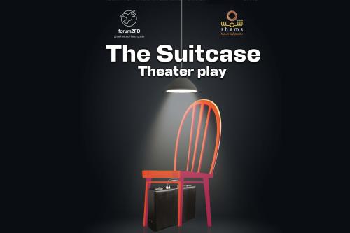 Das Plakat zeigt einen roten Stuhl mit einem Koffer darunter auf schwarzem Hintergrund. Au&szlig;erdem der Titel The Suitcase Theatre Play und die Logos von forumZFD und Wahj al Shams