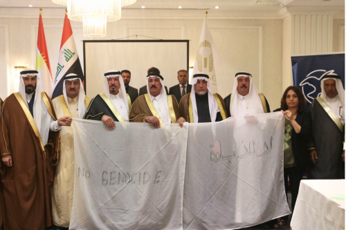 Anl&auml;sslich des 30. Jahrestages des Genozids von Srebrenica halten Partner von Pro Peace im Irak ein Tuch mit der Aufschrift "No to Genocide" empor