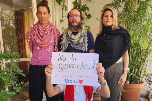 Anl&auml;sslich des 30. Jahrestages des Genozids von Srebrenica halten Mitarbeitende von Pro Peace im Libanon ein Schild mit der Aufschrift "No to Genocide!" empor