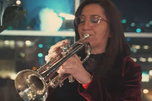 Trompeterin spielt im Studio
