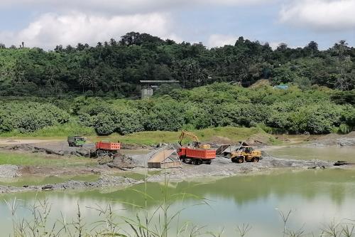 Trucks extract sand and gravel from the riverbeds of the Hijo river