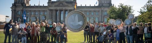 Kampagne von Pro Peace vor dem Reichstagsgeb&auml;ude