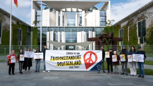 Protestaktion "Friedensstandort Deutschland" vor dem Bundeskanzleramt