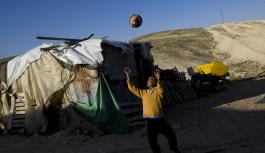 Ein Junge spielt Ball vor seinem Haus in Khan al Ahmar, Pal&auml;stina