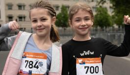 Zwei Sch&uuml;lerinnen beim Friedenslauf des forumZFD