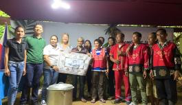Exchange of symbols of good will between forumZFD and PAGTUKUSAN