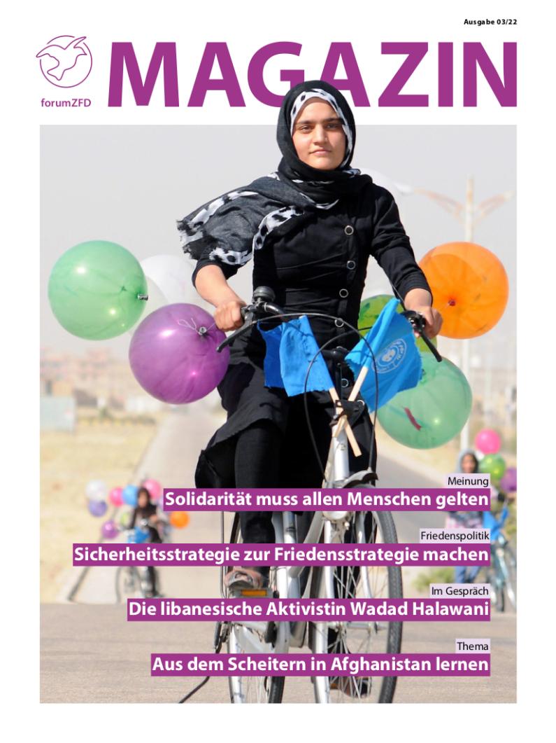 Magazintitel der Ausgabe 3/22 Frau auf dem Fahrrad bei einer Demo