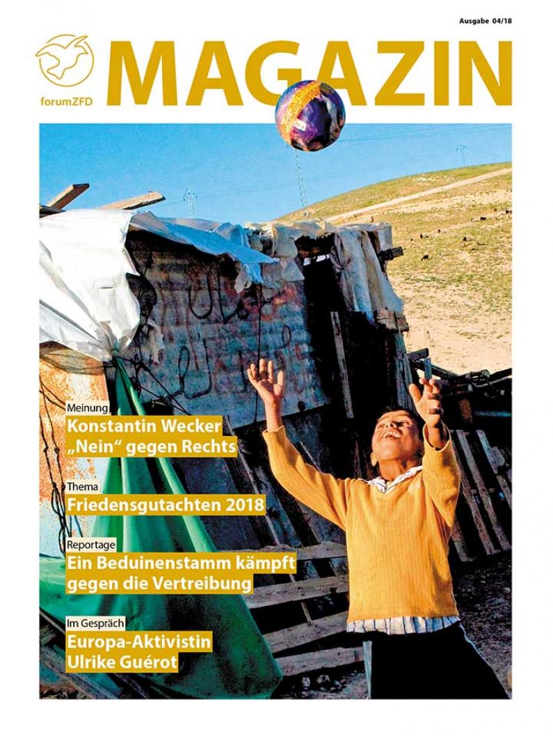 Cover Magazin 04/18, Junge wirft einen Ball hoch