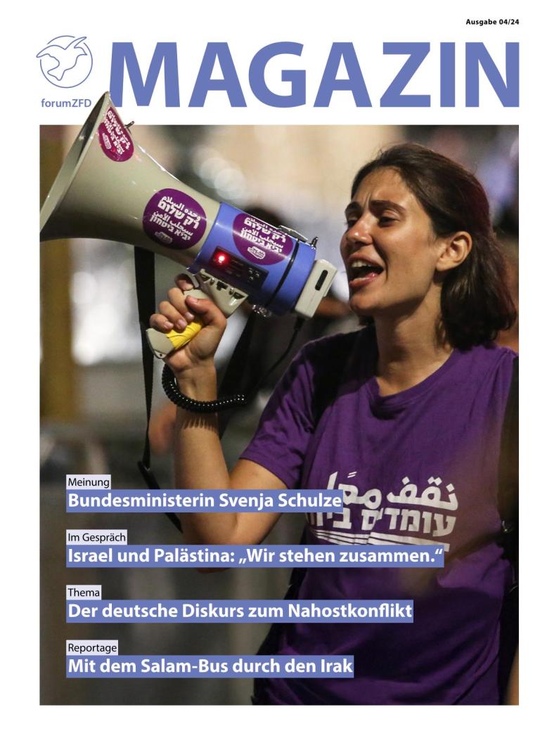 Cover des Magazins 04/24 Eine Aktivistin skandiert in ein Megafon