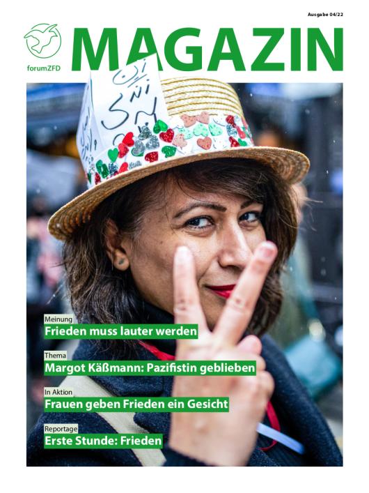Der Titel des Magazins zeigt eine Frau, die f&uuml;r Frauenrechte im Iran demonstriert