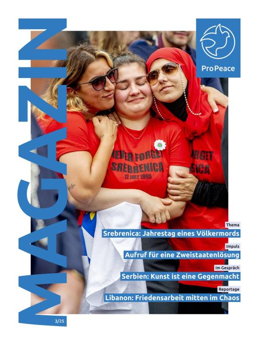Auf der Titelseite des Magazins 3/25 ist ein Foto abgebildet, auf dem drei Frauen sich w&auml;hrend einer Gedenkaktion f&uuml;r den Genozid von Srebrenica umarmen.
