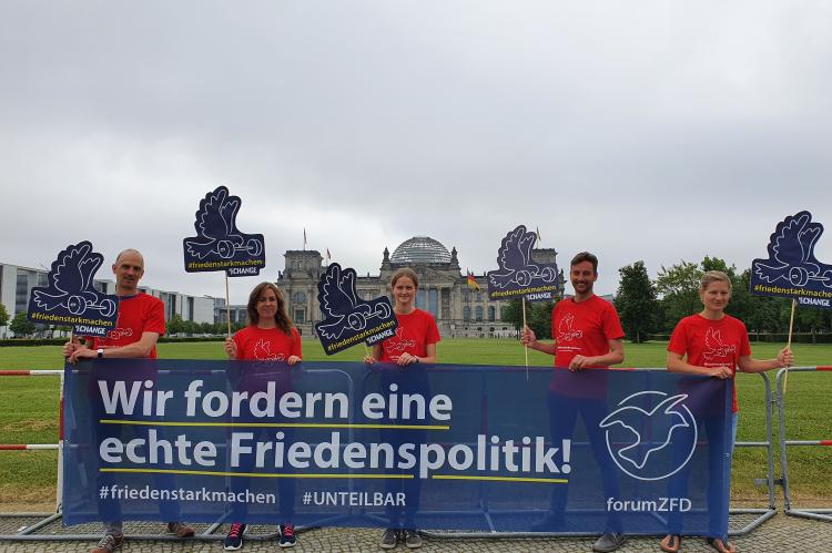 Banner vor dem Bundestag f&uuml;r #unteilbar