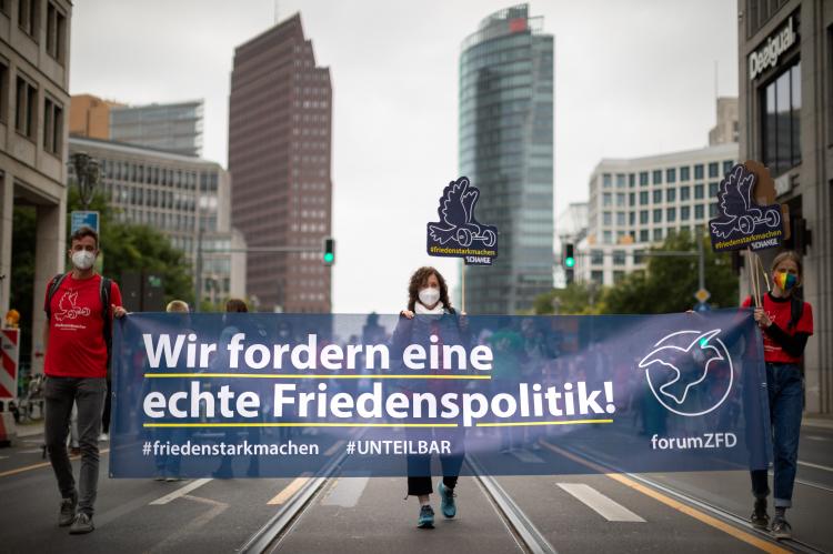 Banner mit Blick auf Potsdamer Platz bei #unteilbar