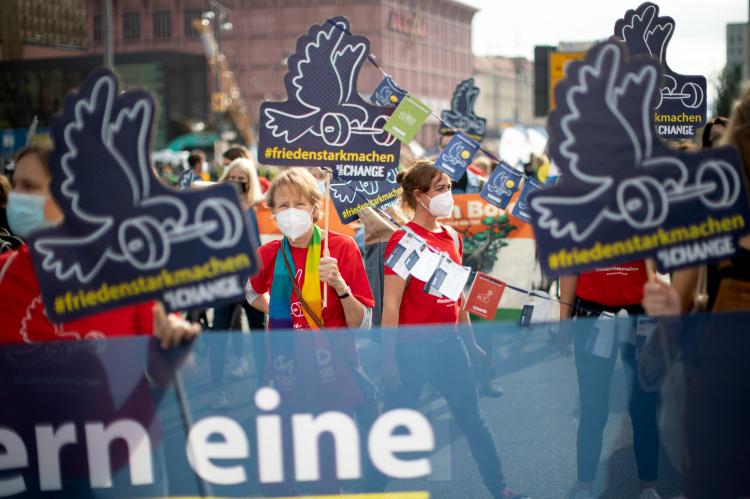 Demoplakate und Friedensband bei #unteilbar