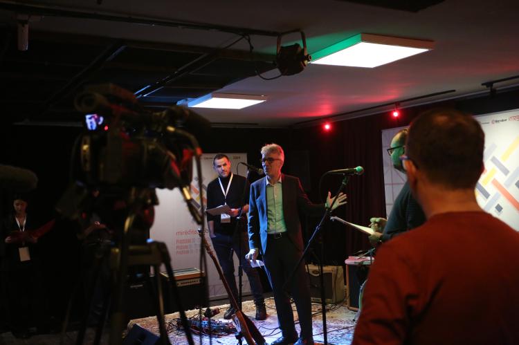 Rainer Rudolph, Deutscher Botschafter in Kosovo, hält eine Rede bei der Eröffnung des diesjährigen Festivals.