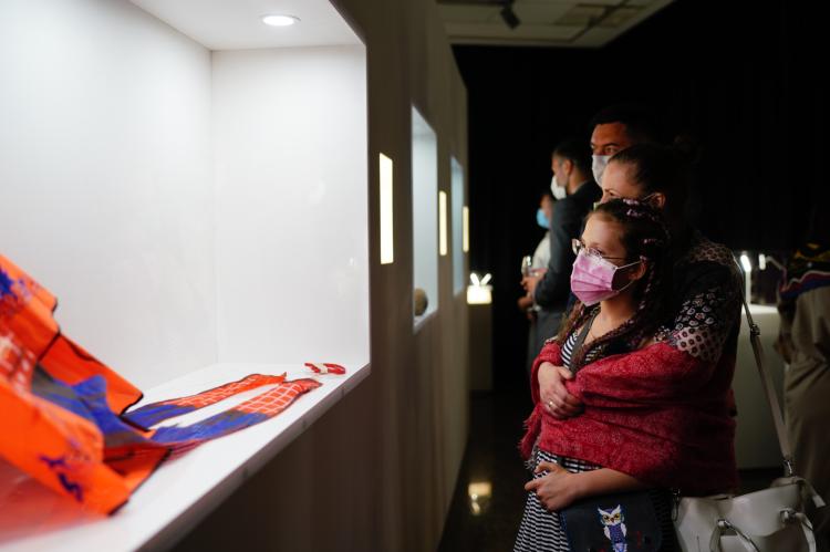 Besucher*innen schauen sich die Ausstellung des War Childhood Museums an.