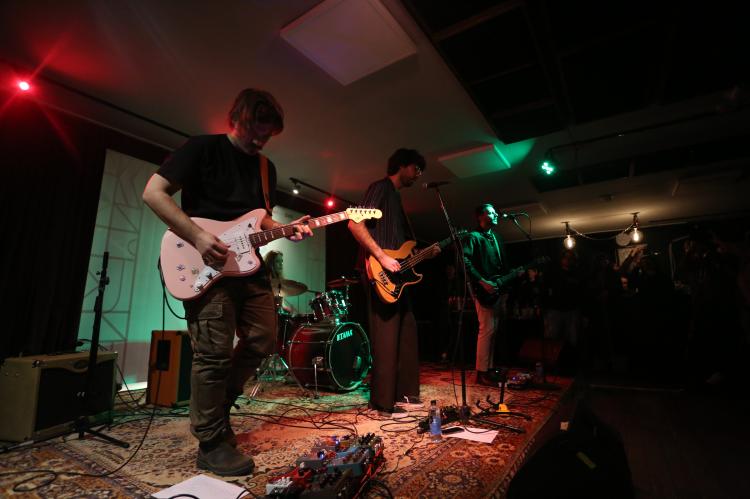 Eine Musikband spielt beim serbisch-kosovarischen Kulturfestival „Mirëdita, Dobar Dan“ 2025 in Priština