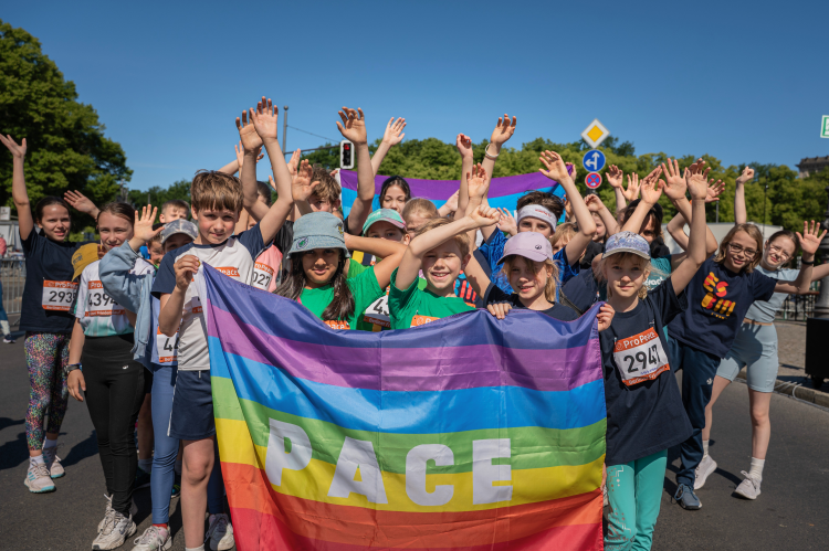 Eine jubelnde Schulklasse bei einem Friedenslauf