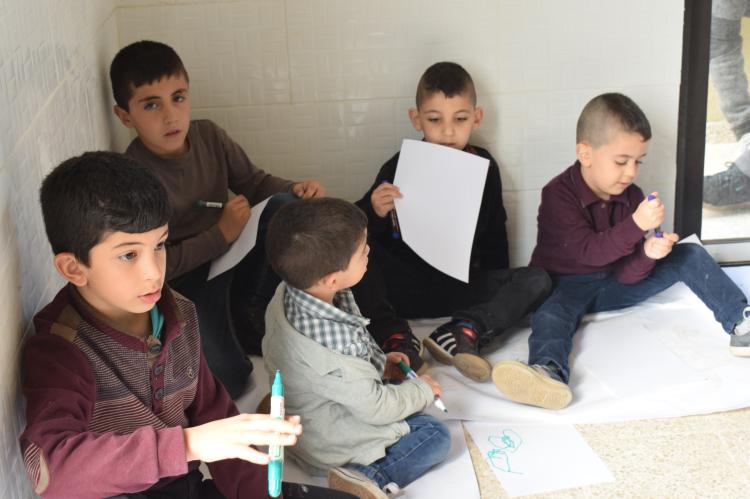 Kids preparing drawings for the mothers