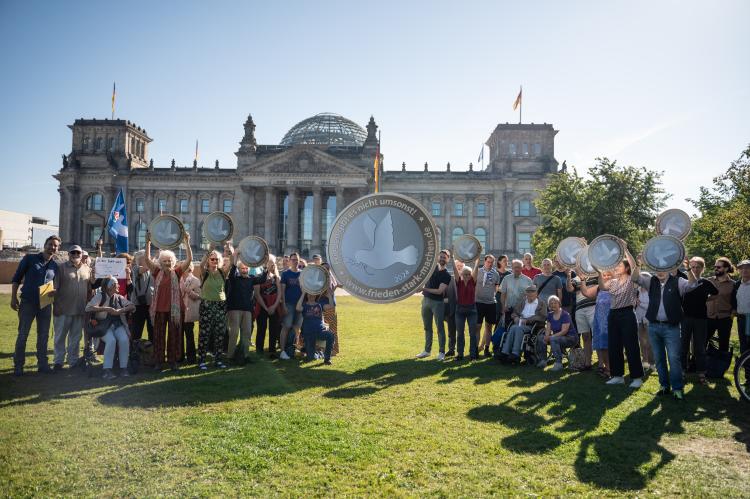 Gruppenbild Frieden gibt es nicht umsonst