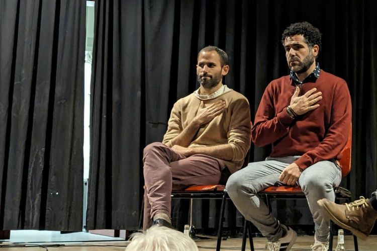 Zwei Mitarbeitende unserer israelisch-pal&auml;stinensischen Partnerorganisation Combatants for Peace auf der B&uuml;hne