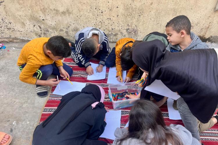 Kinder in einem Vertriebenencamp im Libanon beim Malen