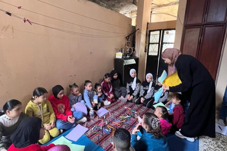 Kinder in einem Vertriebenencamp im Libanon beim Malen