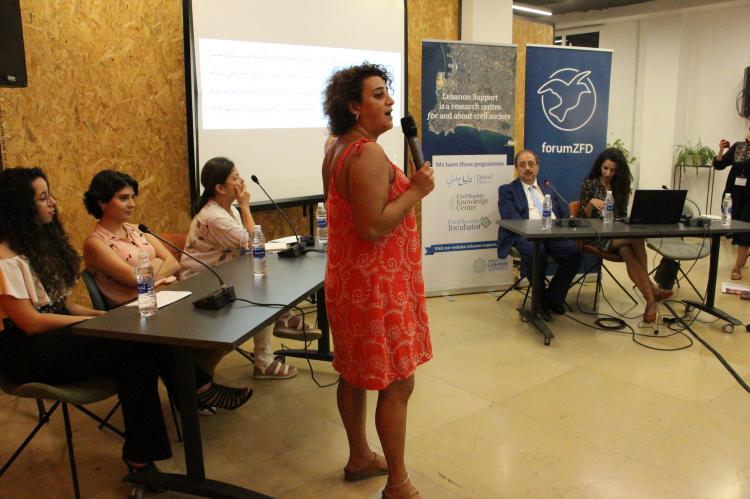 Lamia Abi Azar giving a performance