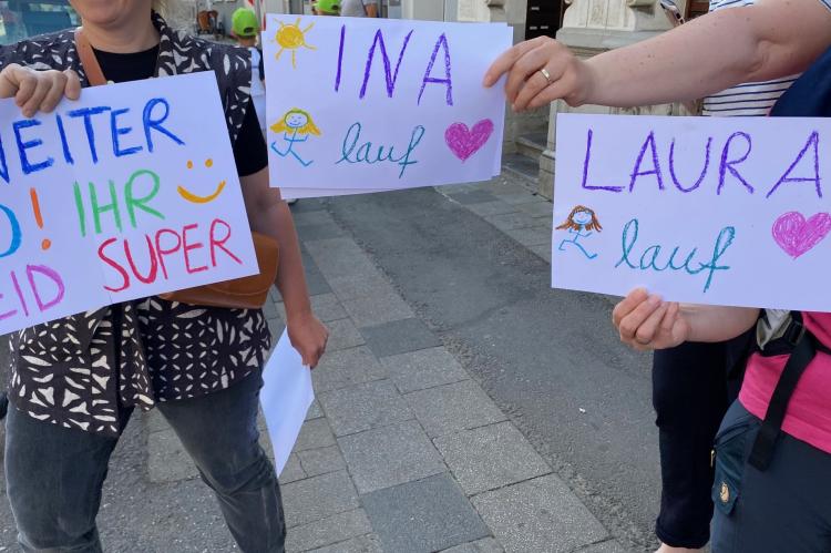 Läufer*innen werden angefeuert.