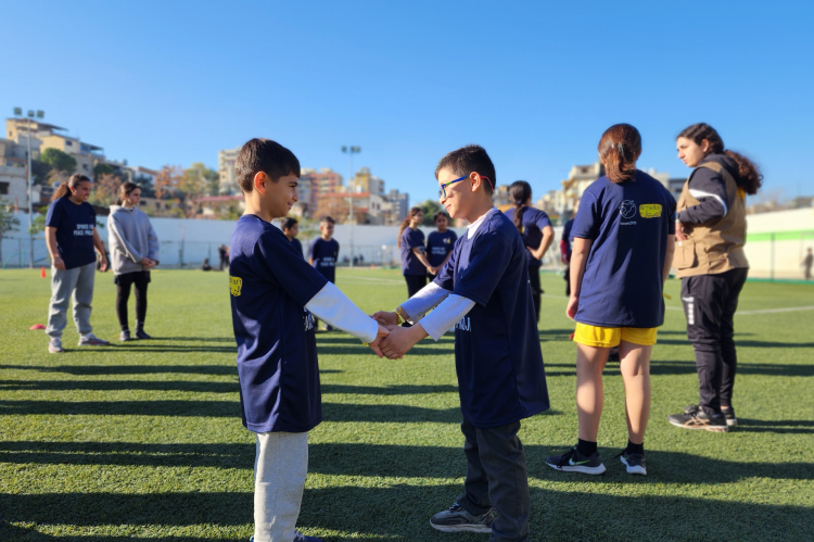 Zwei Jungen im Libanon halten sich an den H&auml;nden