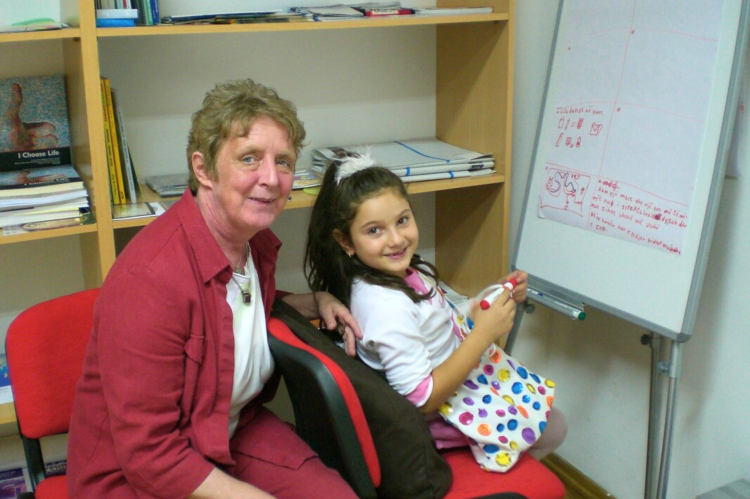 West-Balkan: Ein junges M&auml;dchen mit ihrer Lehrerin beim Unterricht