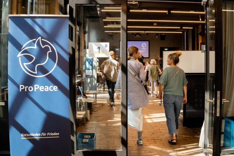 Zwei Frauen betreten den Veranstaltungsort.