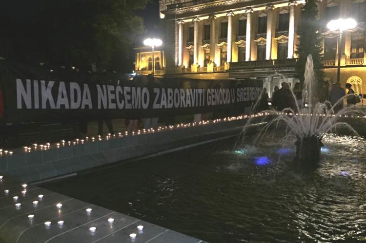 Banner beim Gedenktag Srebrenica