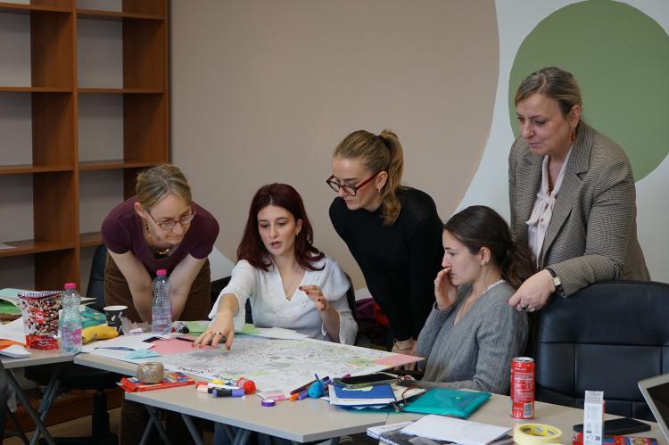 Waking the Gender (In)visibilities of Resistance in Prishtina 10