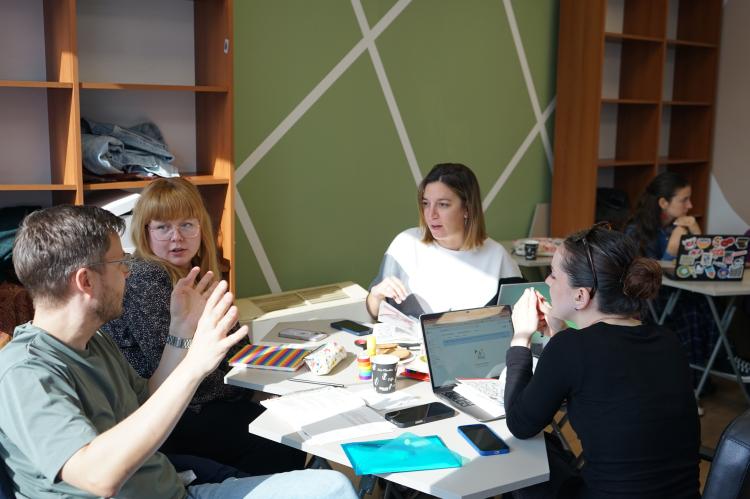 Waking the Gender (In)visibilities of Resistance in Prishtina 4