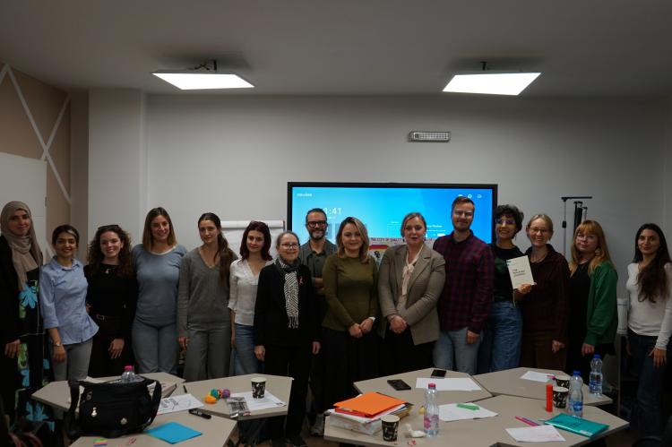 Waking the Gender (In)visibilities of Resistance in Prishtina 8