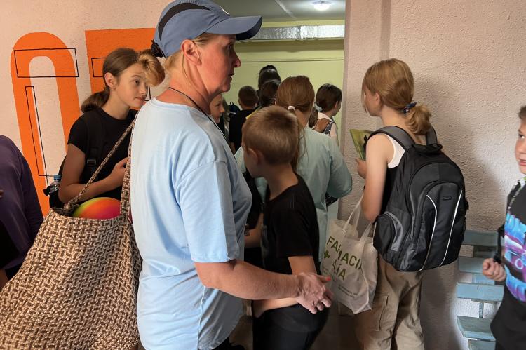Schüler*innen und Lehrkräfte vor dem Eingang des Luftschutzkellers.