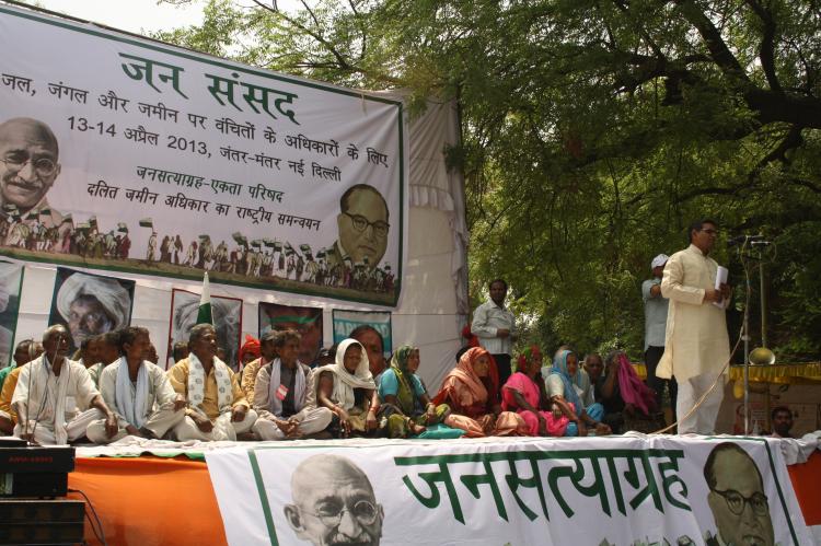 Demonstrantinnen und Demonstranten von Ekta Parishad bei einer Kundgebung f&uuml;r Landreformen im Jahr 2013.
