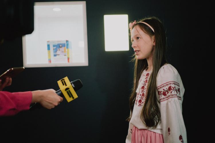 Mädchen wird im War Childhood Museum in Kiew interviewt