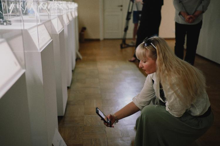 Besucherin fotografiert im War Childhood Museum in Kiew