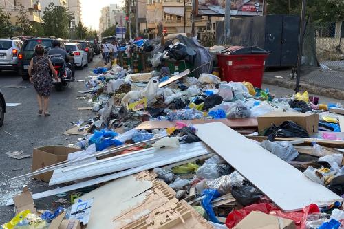 M&uuml;ll und Schutt werden auf der Stra&szlig;e gesammelt. 