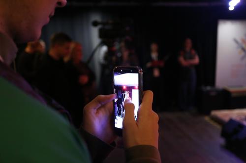Teilnehmende beim serbisch-kosovarischen Kulturfestival &bdquo;Mir&euml;dita, Dobar Dan&ldquo; 2025 in Pri&scaron;tina