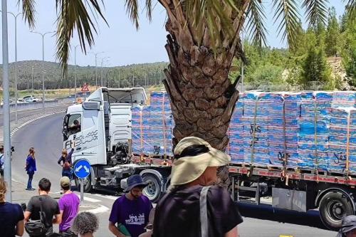 Activists of Standing Together gathered to protect the passage of aid convoys headed to Gaza 2