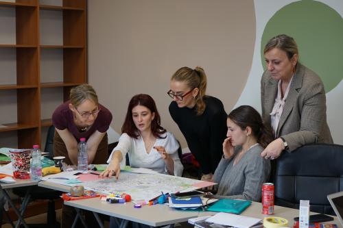 Waking the Gender (In)visibilities of Resistance in Prishtina 10