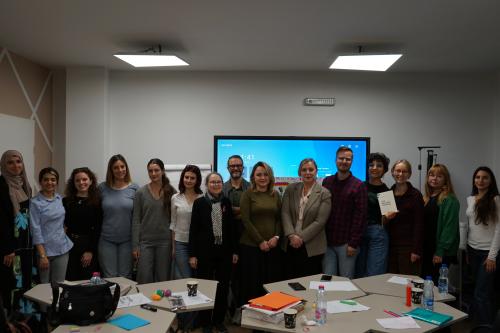 Waking the Gender (In)visibilities of Resistance in Prishtina 8
