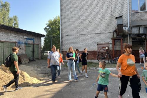 Sch&uuml;ler*innen und Lehrkr&auml;fte auf dem Weg zum Luftschutzkeller.