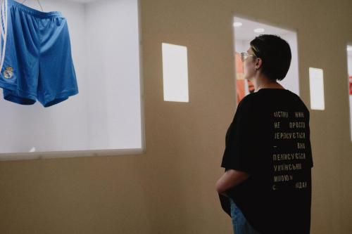 Eine Frau betrachtet ein Ausstellungsst&uuml;ck.