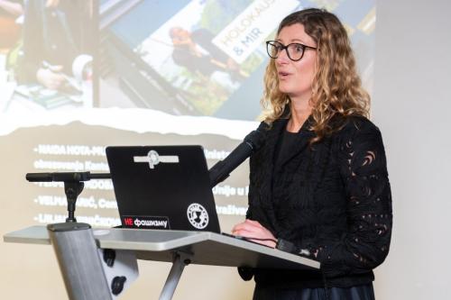 A women gives a speech.