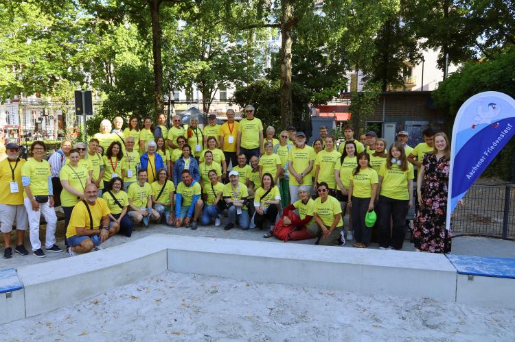 Alle Ehrenamtlichen des Aachener Friedenlaufs auf einem Bild