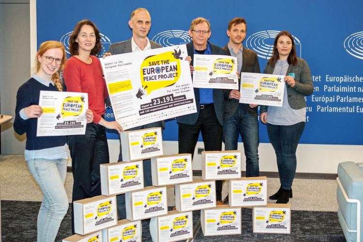 Vor den letzten Europawahlen sammelte das forumZFD mehr als 23.000 Unterschriften mit einer Kampagne und übergab sie an die stellvertretende Parlamentspräsidentin Katarina Barley.